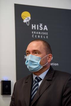 Hišo kranjske čebele v Višnji Gori obiskal minister za kmetijstvo 1